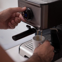 Μηχανή Espresso της Black + Decker με Inox design
